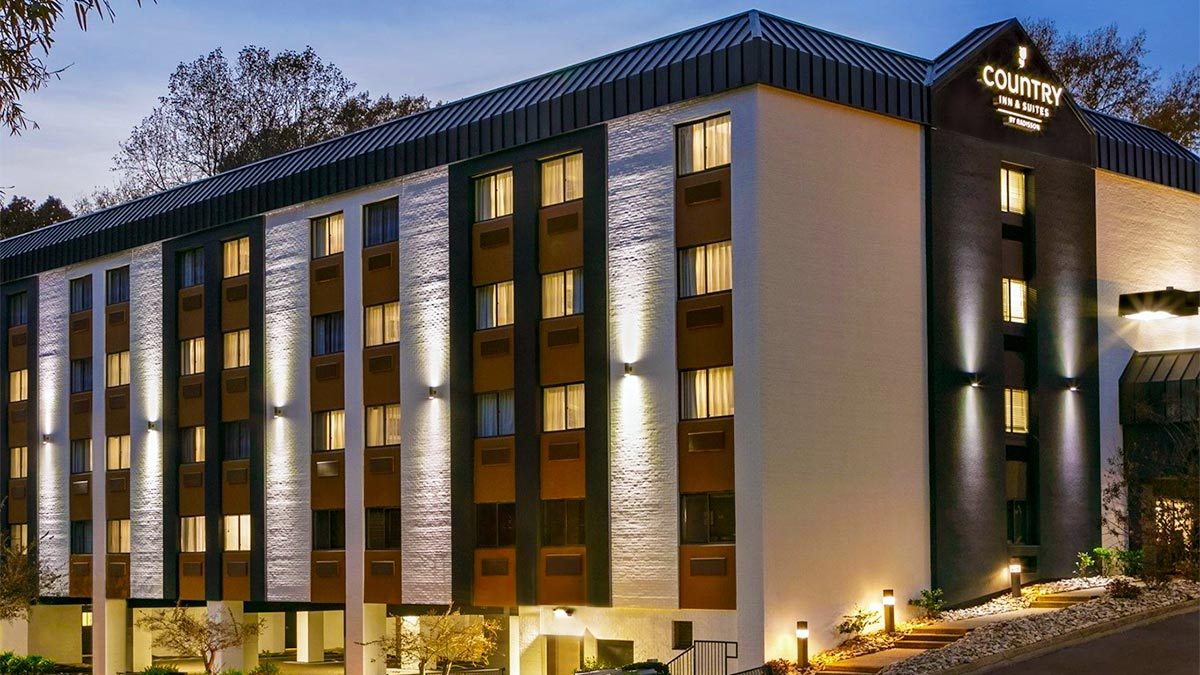 a front view of country inn and suites